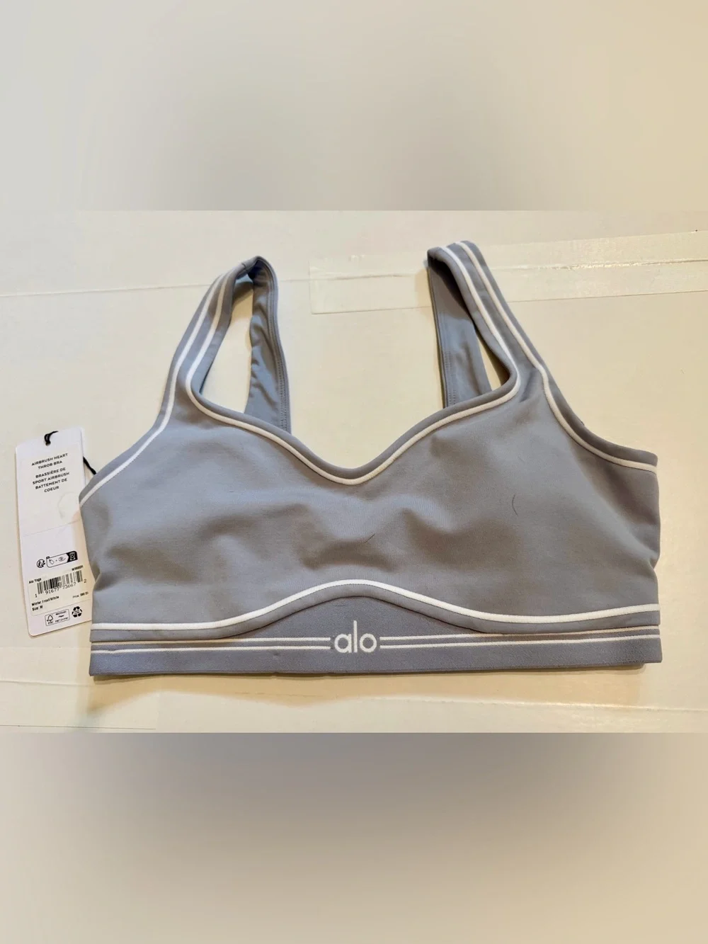 NWT ALO Yoga winter frost & white heartthrob Sports Bra with White Piping